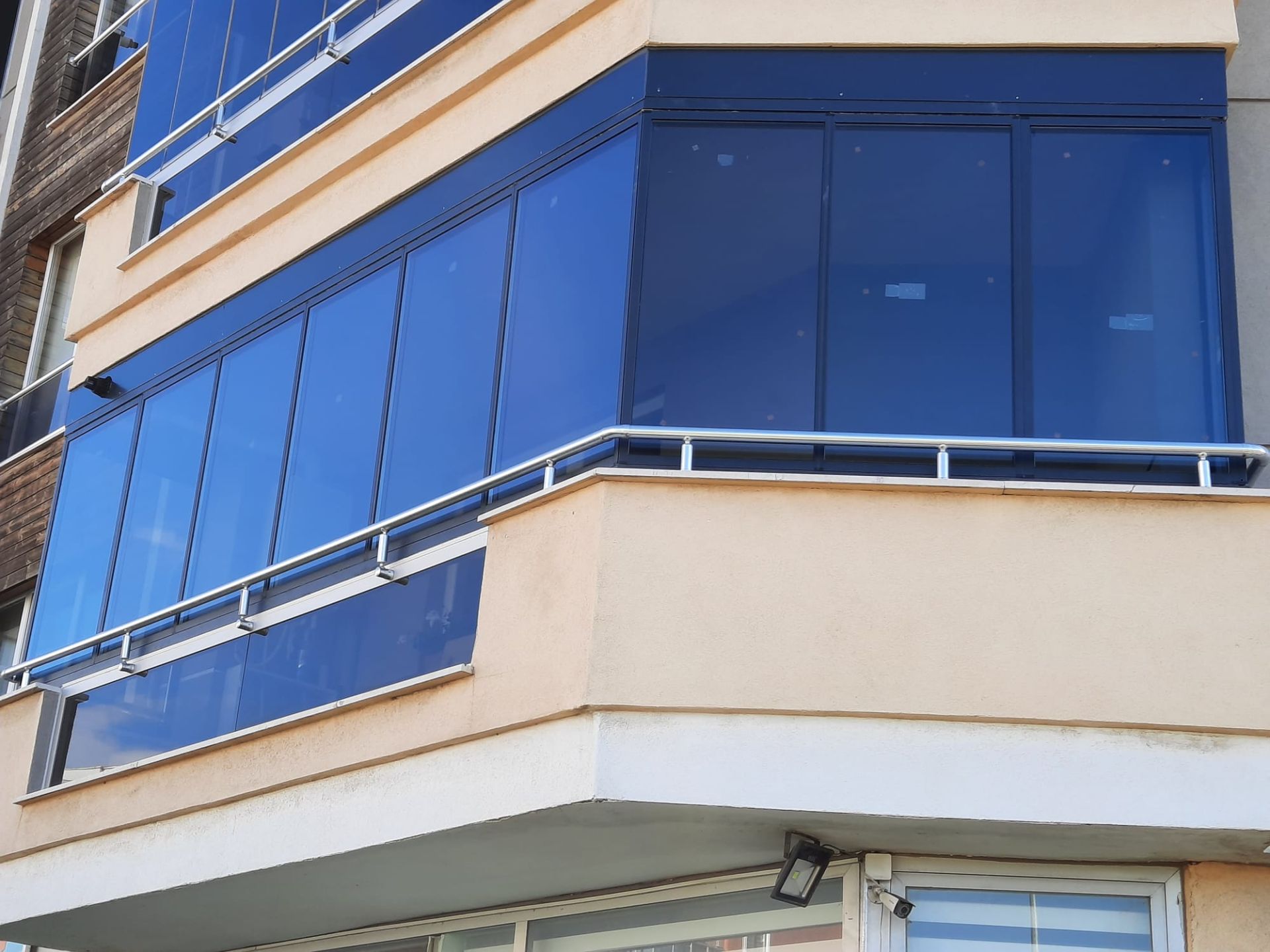 Katlanır Cam Balkon Sistemleri: Estetik ve Fonksiyonelliğin Buluştuğu Nokta